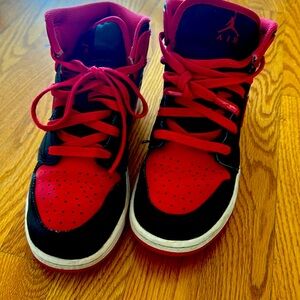 nike air jordan’s red toe mids 2020 5.5y